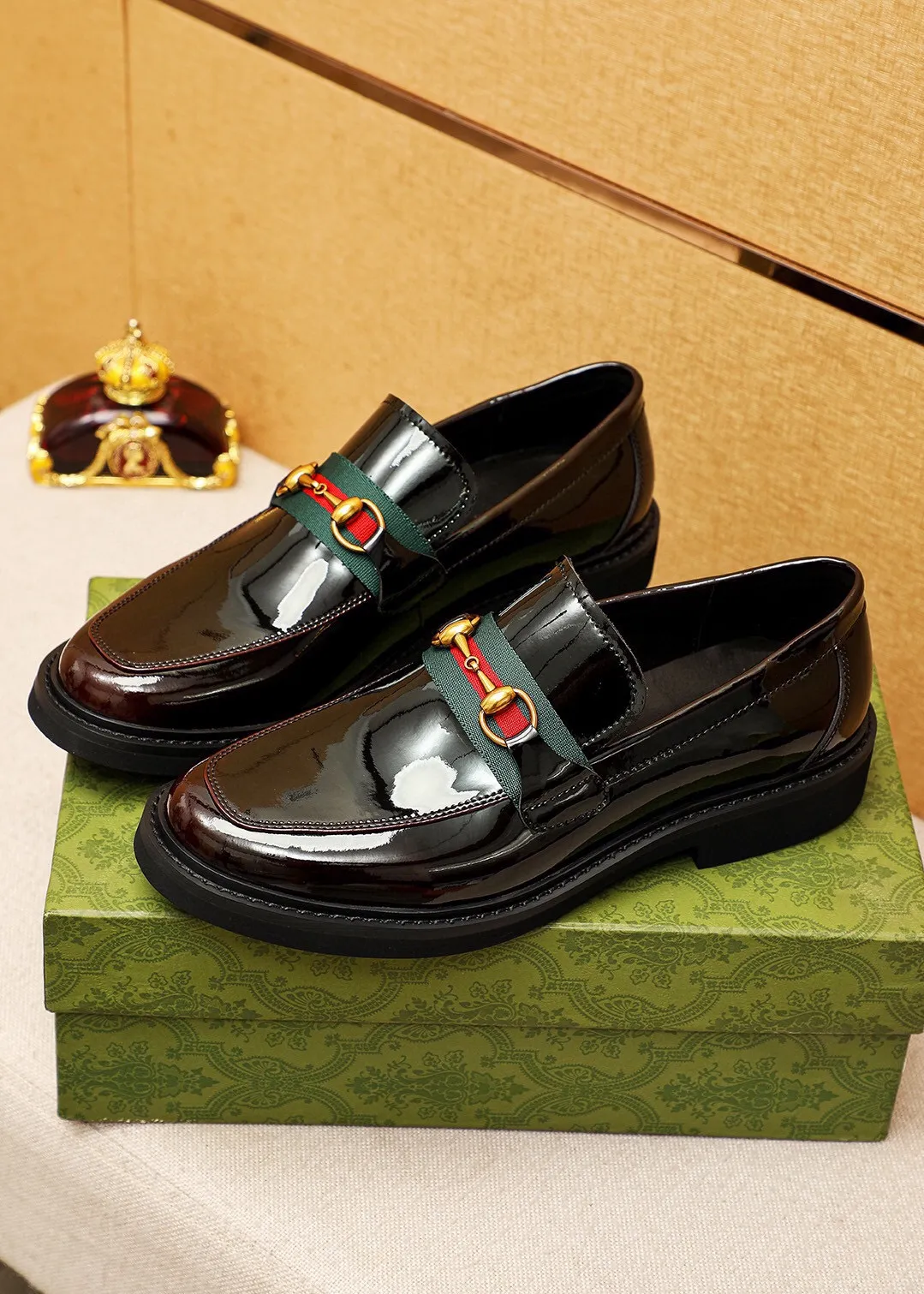 Men's shoes 💰560 💐 Product trademark: GUCCI "Gucci" casual leather shoes Regular size: 38-44 (45🉑️customized) Product materials: Selected imported first-layer open-edge beaded calfskin upper + classic hardware buckle, imported water-dyed cowhide leather lining. Strong three-dimensional visual effect, rubber outsole Color: 2⃣️colors available